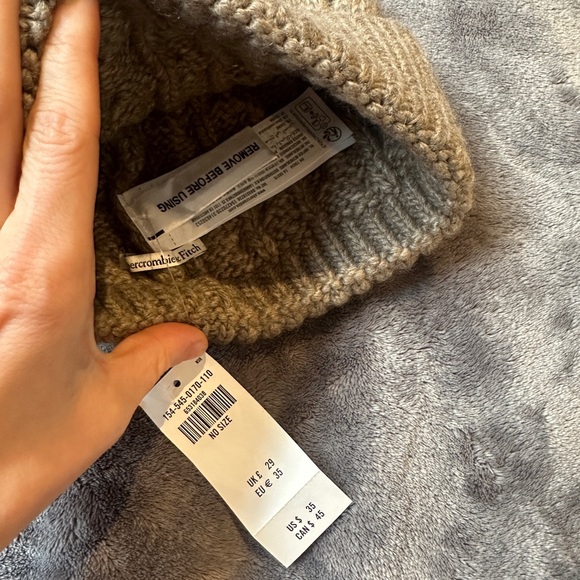 NWT A&F Cable Knit Beige Beanie Hat w. Faux Fur Puff Warm Cozy Heather Neutral - Picture 4 of 6